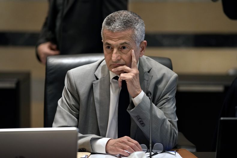 ARCHIVO - El ministro de finanzas interino de Líbano, Youssef El Khalil, participa en una reunión de Gabinete en Beirut, Líbano, el miércoles 18 de enero de 2023. (AP Foto/Bilal Hussein, archivo)