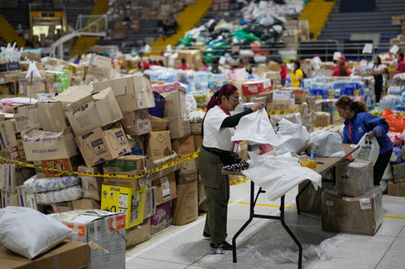 Voluntarios clasifican ayuda destinada a los afectados por el terremoto en el departamento del Chocó, el martes 18 de agosto de 2026, en Bogotá, Colombia. (AP Foto/Fernando Vergara)