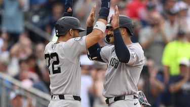 Trent Grisham, derecha, de los Yankees de Nueva York, celebra su jonrón de dos carreras con Jose Caballero (72) durante la octava entrada del juego de béisbol de Grandes Ligas contra los Nacionales de Washington, el sábado 11 de julio de 2026, en Washington. (AP Foto/Nick Wass)