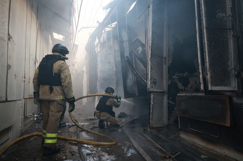 Trabajadores de rescate apagan un incendio en el mercado central de Zaporiyia, dañado por un ataque ruso en Zaporiyia, Ucrania, el sábado 26 de septiembre de 2026. (AP Foto/Kateryna Klochko)