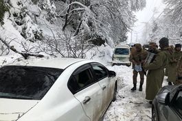 el frio mata a 16 atrapados en autos por nevada en pakistan