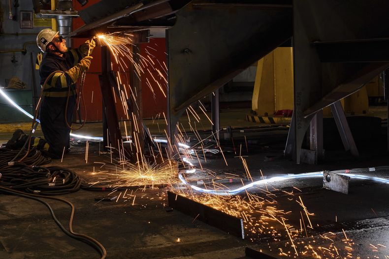 ARCHIVO - Un trabajador suelda una pieza del fuselaje de una fragata de clase F-111 en el astillero de Navantia, en Ferrol, en el norte de España, el 10 de abril de 2025. (AP Foto/Bernat Armangue, archivo)