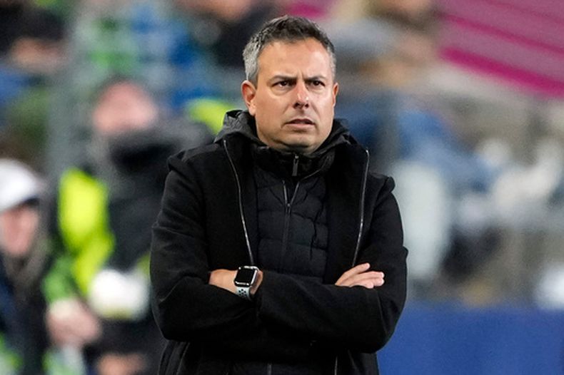 ARCHIVO - Nico Estévez, técnico de FC Dallas, durante un partido de los playoffs de la MLS contra Seattle Sounders, el 10 de noviembre de 2023, en Seattle. (AP Foto/Lindsey Wasson)