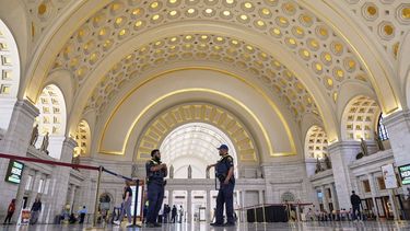 Policías del servicio de trenes Amtrak patrullan Union Station, el martes 26 de agosto de 2025, en Washington. (AP Foto/Mariam Zuhaib)