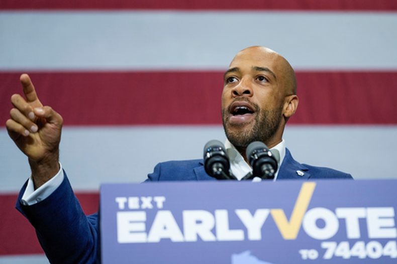 Mandela Barnes, entonces candidato al Senado por Wisconsin, en un evento el 29 de octubre del 2022. (AP Photo/Morry Gash)