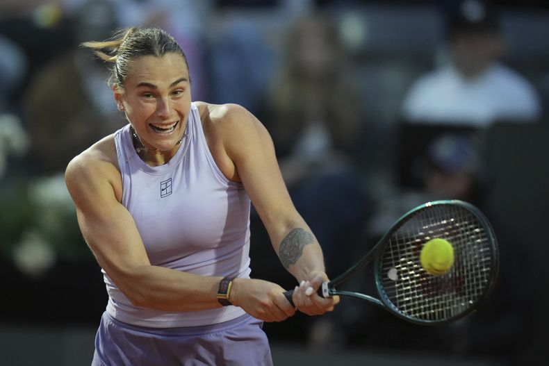 La bierlorrusa Aryna Sabalenka regresa el disparo de la china Qinwen Zheng en los cuartos de final del Abierto de Italia el miércoles 14 de mayo del 2025. (AP Foto/Alessandra Tarantino)