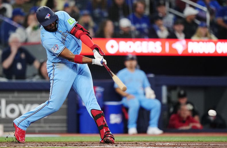 El dominicano Vladimir Guerrero Jr. pega un sencillo en el juego ante los Rockies de Colorado, el martes 31 de marzo de 2026 (Nathan Denette/The Canadian Press via AP)