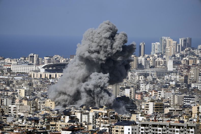 Una columna de humo marca el lugar donde se produjo un ataque aéreo israelí, en Dahiyeh, en los suburbios del sur de Beirut, Líbano, el 12 de noviembre de 2024. (AP Foto/Bilal Hussein)
