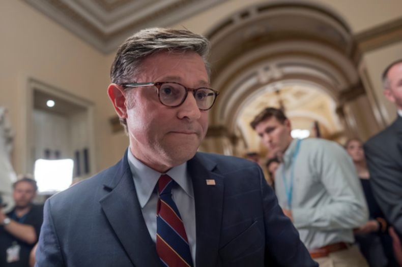 El presidente de la Cámara de Representantes, el republicano Mike Johnson, se retira sin responder preguntas de los periodistas tras finalizar una serie de votaciones sobre las prioridades del presidente Donald Trump, en el Capitolio, el miércoles 22 de julio de 2026, en Washington. (AP Foto/J. Scott Applewhite)