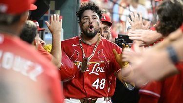 El panameño Iván Herrera, de los Cardenales de San Luis, es felicitado tras pegar un cuadrangular ante los Rockies de Colorado, el viernes 7 de agosto de 2026 (AP Foto/Lexie Knight)