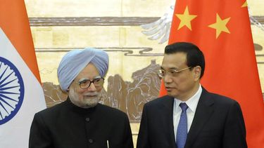 americateve | El primer ministro chino Li Keqiang (derecha) habola con su colega de la India, Manmohan Singh, durante la ceremonia de firma de un acuerdo fronterizo en el Gran Sal&oacute;n del Pueblo en Beijing, China, el mi&eacute;rcoles 23 de octubre de 2013. (Foto A