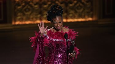 Kecia Lewis recibe el premio a mejor actriz de reparto en un musical por Hells Kitchen en la 77a entrega de los Premios Tony el domingo 16 de junio de 2024, en Nueva York. (Foto Charles Sykes/Invision/AP)