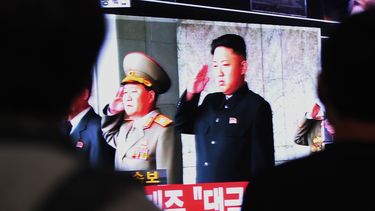 americateve | Ciudadanos surcoreanos siguen una transmisi&oacute;n por televisi&oacute;n en la que aparece el l&iacute;der norcoreano Kim Jong Un, derecha, en la Estaci&oacute;n de Trenes de Se&uacute;l, Corea del Sur, el martes 8 de octubre de 2013. Corea del Norte se