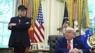ARCHIVO - El presidente de Estados Unidos, Donald Trump (derecha), habla durante una conferencia de prensa con Elon Musk en la Oficina Oval de la Casa Blanca, el 30 de mayo de 2025, en Washington. (AP Foto/Evan Vucci, archivo)