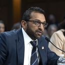 El director del FBI, Kash Patel, acompañado a la derecha por la directora de Inteligencia Nacional, Tulsi Gabbard, responde a las preguntas durante la audiencia de la Comisión de Inteligencia del Senado sobre las amenazas mundiales, en el Capitolio en Washington, el martes 25 de marzo de 2025. (AP foto/J. Scott Applewhite)