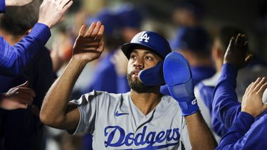 El dominicano Amed Rosario, de los Dodgers de Los Ángeles, festeja en la cueva durante el décimo inning del duelo del sábado 16 de septiembre de 2023, ante los Marineros de Seattle (AP Foto/Maddy Grassy)