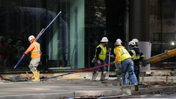 Trabajadores en un sitio de construcción en Chicago el 20 de octubre del 2026. (AP foto/Nam Y. Huh)