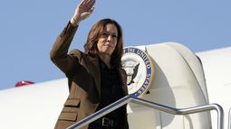 La candidata presidencial demócrata y vicepresidenta, Kamala Harris, saluda al abordar el Air Force Two, el viernes 11 de octubre de 2024, en el Aeropuerto Internacional Sky Harbor en Phoenix, de camino a Washington. (AP Foto/Ross D. Franklin)