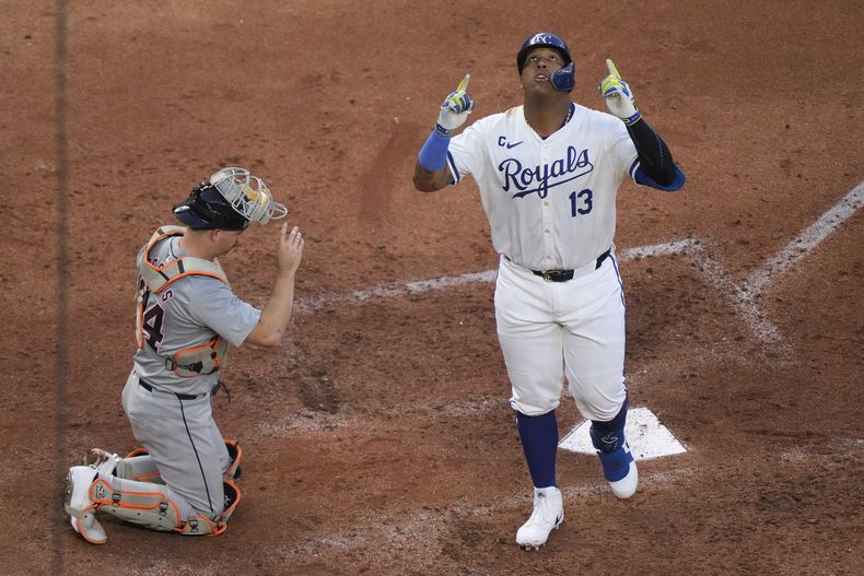 Salvador Pérez, de los Reales de Kansas City, celebra mientras cruza el plato después de batear jonrón solitario durante la sexta entrada del juego de béisbol en contra de los Tigres de Detroit, el lunes 20 de mayo de 2024, en Kansas City, Missouri. (AP Foto/Charlie Riedel)