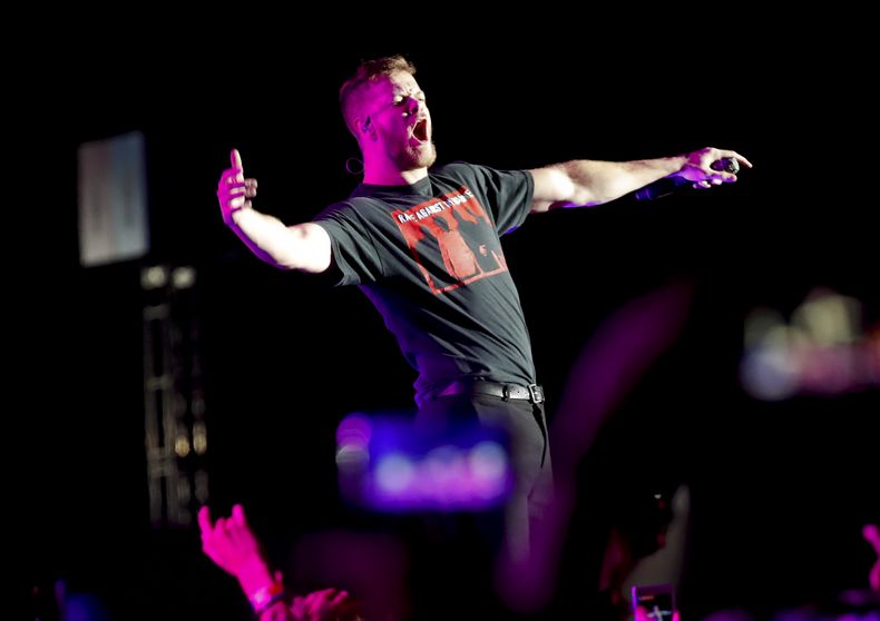 ARCHIVO - Dan Reynolds de Imagine Dragons durante su concierto en el segundo día del festival Corona Capital en la Ciudad de México el 18 de noviembre de 2018. Imagine Dragons lanzará su álbum Loom el 28 de junio. (Foto AP/Eduardo Verdugo, archivo)