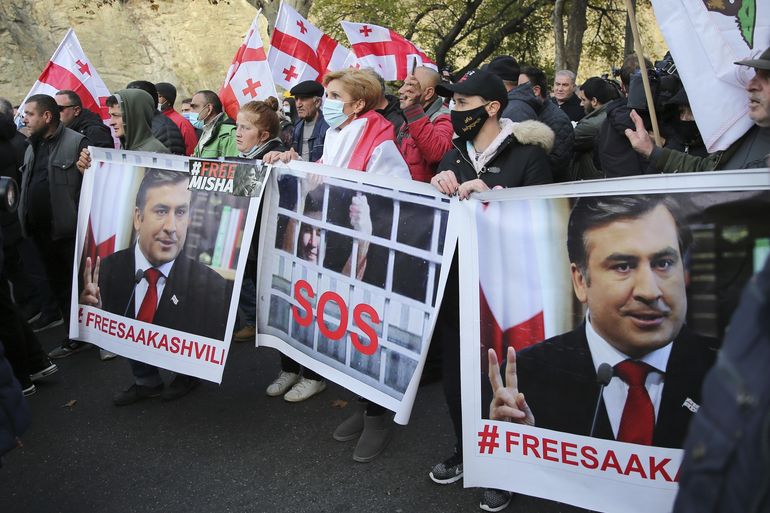 Expresidente de Georgia sufre aparente desmayo en prisión