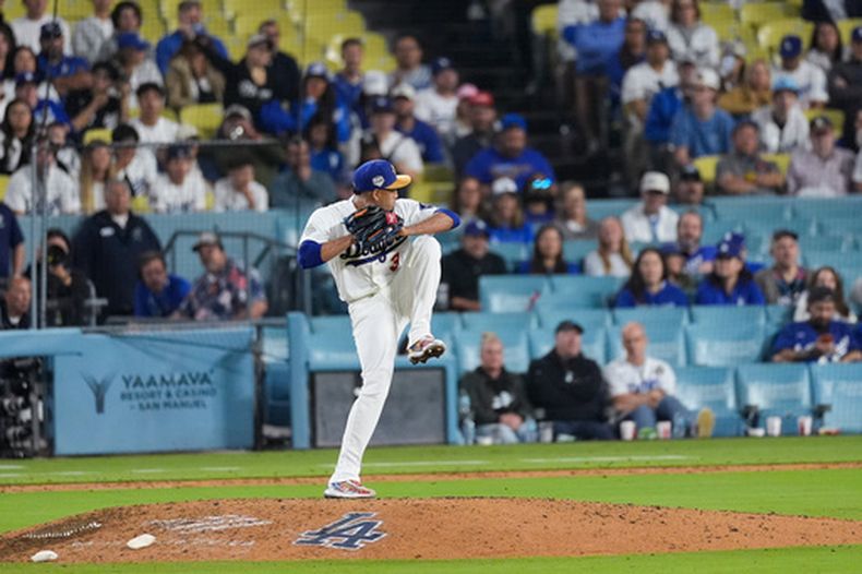 El cerrador de los Dodgers de Los Ángeles Edwin Diaz lanza en novena entrada ante los Diamondbacks de Arizona el viernes 27 de marzo del 2026. (AP Foto/Caroline Brehman)