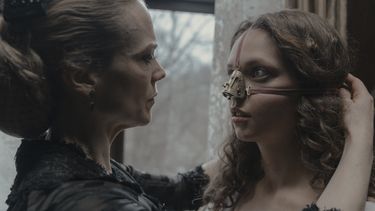 Esta imagen difundida por CineCANIBAL, muestra a Ane Dahl Torp, a la izquierda, y Lea Myren en una escena de la película La Hermanastra Fea. (CineCANIBAL via AP)