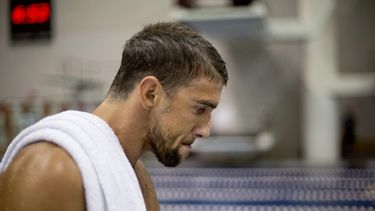 americateve | El nadador estadounidense Michael Phelps camina tras ganar una carrera de los 100 metros mariposa el 11 de julio de 2014 en Athens, Georgia. Phelps fue arrestado por conducir ebrio el 30 de septiembre de 2014 en Baltimore, Maryland. (AP Photo/David Goldma