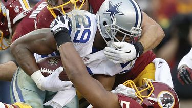 americateve | El running back DeMarco Murray es tacleado por el linebacker Ryan Kerrigan de los Redskins de Washington en el juego del domingo 22 de diciembre de 2013. (Foto de AP/Evan Vucci)