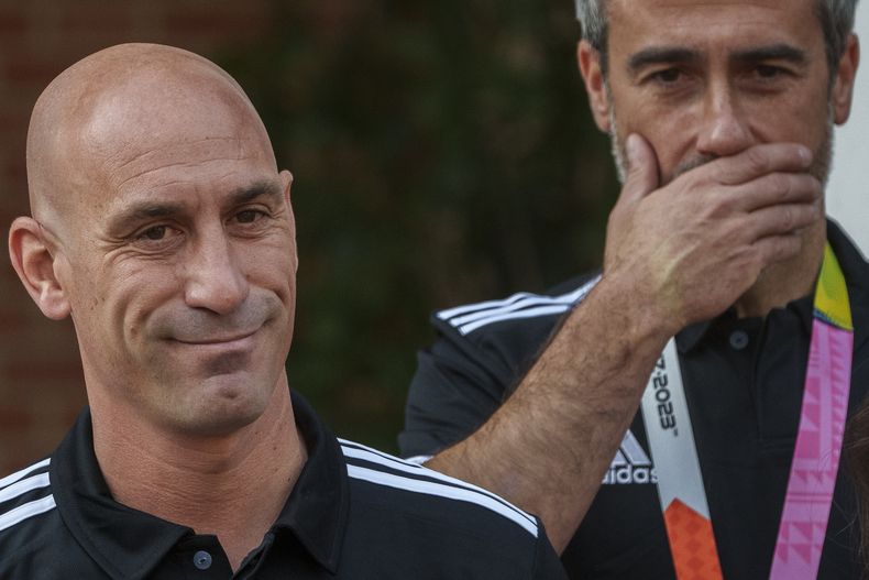 ARCHIVO - El presidente de la Federación Española de Fútbol, Luis Rubiales (delante), junto al entrenador de la selección femenina, Jorge Vilda, durante la recepción a las campeonas del mundo, en el Palacio de la Moncloa, en Madrid, el 22 de agosto de 2023. (AP Foto/Manu Fernández)