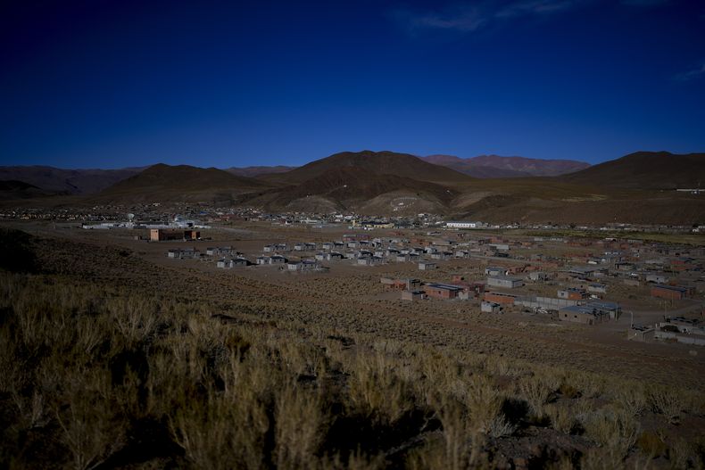Vista de San Antonio de los Cobres, Salta, Argentina, el martes 3 de octubre de 2023. San Antonio de los Cobres es una pequeña población en el noroeste de Argentina, conocido por su altura y su paisaje desértico andino, con unos pocos árboles y escasa agua potable. (AP Foto/Natacha Pisarenko)