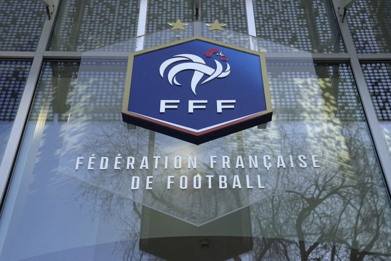 ARCHIVO - El logo de la Federación Francesa de fútbol en su sede de París, el miércoles 11 de enero de 2023. (AP Foto/Michel Euler)