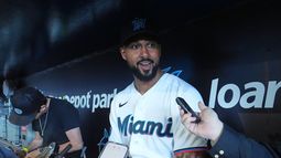 Sandy Alcántara, lanzador de los Marlins de Miami, responde preguntas durante el día de medios del equipo, el viernes 6 de febrero de 2026, en Miami. (AP Foto/Marta Lavandier)