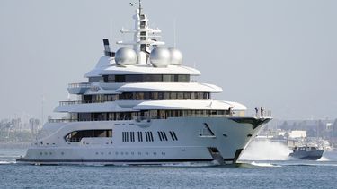 ARCHIVO – El superyate Amadea navega hacia la bahía de San Diego el 27 de junio de 2022, visto desde Coronado, California. (AP Foto/Gregory Bull, Archivo)