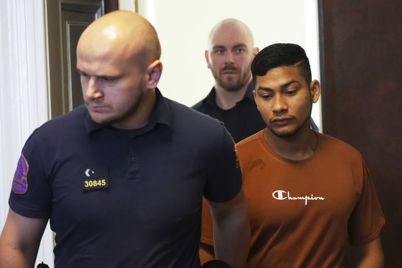 El colombiano Andres Alfons de la Hoz de la Cruz (der) llega a los tribunales al ser acusado por incendios en Praga, República Checa, el 9 de junio del 2025. (AP foto/Petr David Josek)