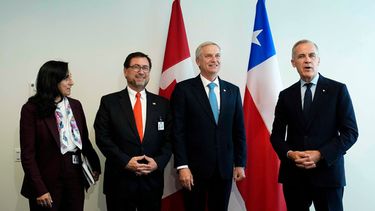 El primer ministro de Canadá, Mark Carney (a la derecha), y el presidente de Chile, José Antonio Kast, están acompañados por sus ministros de Asuntos Exteriores —Anita Anand, de Canadá (a la izquierda), y Francisco Pérez Mackenna, de Chile (segundo por la izquierda)— mientras participan en una reunión bilateral al margen de la Asamblea General de las Naciones Unidas (AGNU) en la sede de la ONU, el martes 22 de septiembre de 2026. (Justin Tang/The Canadian Press vía AP)