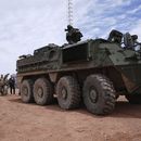 Un vehículo M1126 Stryker desplegado en la frontera entre EEUU y México como parte de una operación de vigilancia el jueves 3 de abril de 2025, en Douglas, Arizona. (AP Foto/Ross D. Franklin)