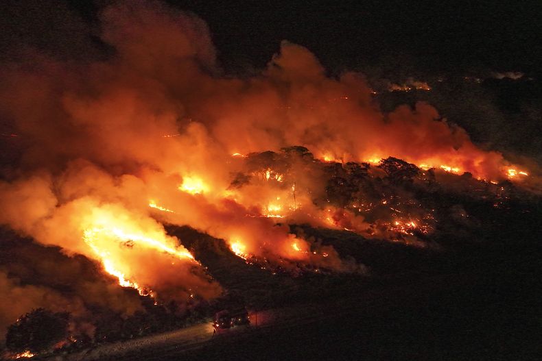 ARCHIVO - Un incendio consume un área cercana a la carretera Transpantaneira en los humedales de Pantanal, el 15 de noviembre de 2023, cerca de Pocone, estado de Mato Grosso, Brasil. (AP Foto/André Penner, archivo)