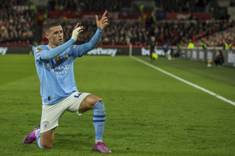 Phil Foden del Manchester City celebra tras anotar el segundo tanto de su equipo en el encuentro de la Liga Premier ante el Brentford en el Community Stadium en Londres el lunes 5 de febrero del 2024. (AP Foto/Ian Walton)