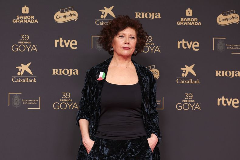 Itziar Bollain llega a la 39ª edición de los Premios Goya en Granada, España, el sábado 8 de febrero de 2025, en Granada. (Foto AP/Fermin Rodriguez)