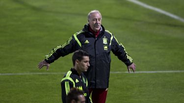 americateve | El t&eacute;cnico de la selecci&oacute;n de Espa&ntilde;a, Vicente Del Bosque, gesticula en un entrenamiento el jueves, 14 de noviembre de 2013, en Madrid. (AP Photo/Paul White)
