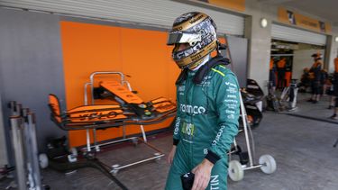 El español Fernando Alonso, piloto de Aston Martin, camina por los pits durante las prácticas para el Gran Premio de México, el sábado 26 de octubre de 2024 (AP Photo/Moises Castillo)