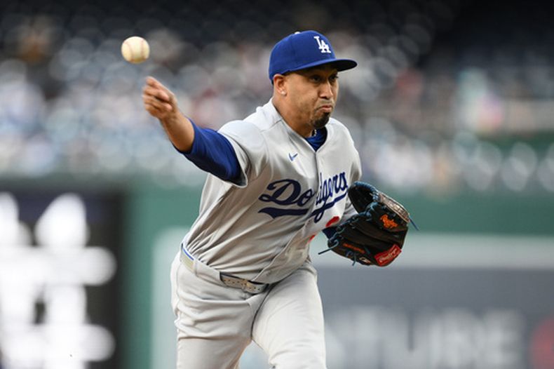 Edwin Diaz (3), cerrador de los Dodgers de Los Ángeles, trabaja en la novena entrada del juego de béisbol de Grandes Ligas contra los Nacionales de Washington, el domingo 5 de abril de 2026, en Washington. (AP Foto/Nick Wass)
