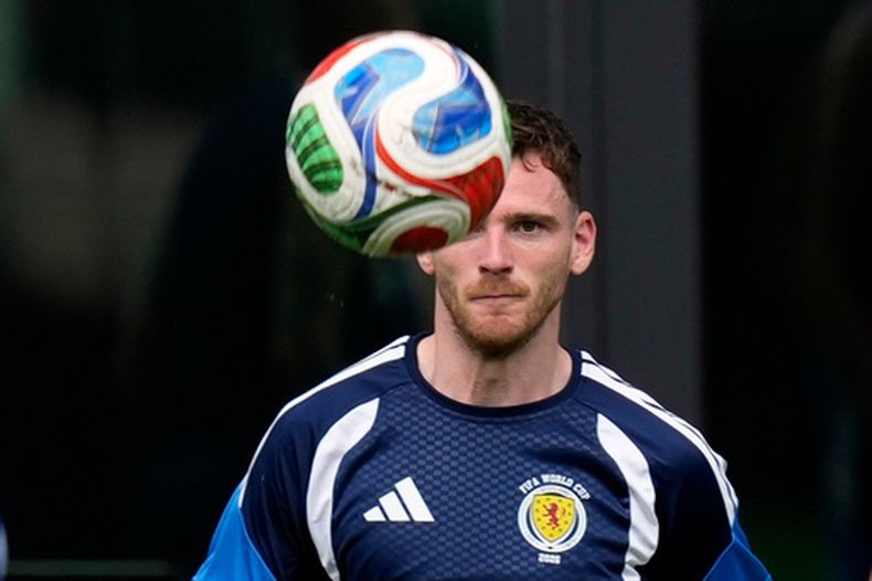 El escocés Andy Robertson en la sesión de entrenamiento de su selección de cara al partido por el Grupo C del Mundial ante Brasil, el martes 23 de junio de 2026, en Fort Lauderdale, Florida. (AP Foto/Rebecca Blackwell)