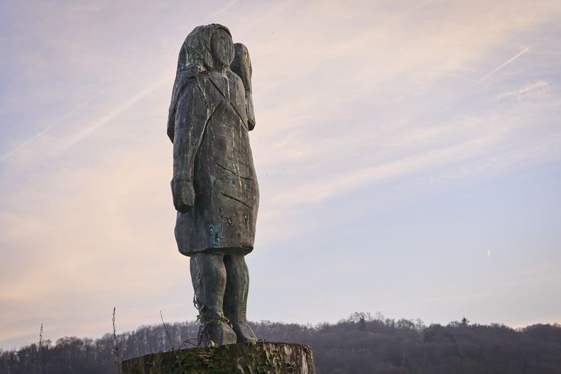 Esta fotografía del miércoles 6 de noviembre de 2024 muestra una estatua de bronce que representa a la primera dama estadounidense Melania Trump, en Rozno, Eslovenia. (AP Foto/Darko Bandic)