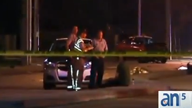 americateve | Dos jóvenes de 17 años y un hombre murieron atropellados en Kendall. Las jóvenes acababan de chocar contra una camioneta y el hombre era un buen samaritano que se bajó a ayudarlas. Todos fueron atropellados por otro chofer que conducía a toda velocidad.