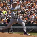Mitch Keller lanza por los Piratas de Pittsburgh ante los Orioles de Baltimore, el domingo 14 de mayo de 2023, en Baltimore. (AP Foto/Julia Nikhinson)