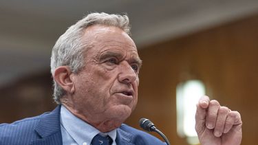 El secretario de Salud y Servicios Humanos, Robert F. Kennedy Jr., testifica ante una comisión del Senado, en el Capitolio, el martes 20 de mayo de 2025, en Washington. (AP Foto/Manuel Balce Ceneta)