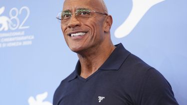 Dwayne Johnson posa para los fotógrafos en la sesión fotográfica de la película The Smashing Machine durante la 82ª edición del Festival de Cine de Venecia en Venecia, Italia, el lunes 1 de septiembre de 2025. (Foto Scott A Garfitt/Invision/AP)