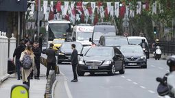 Vehículos empiezan a llegar a las inmediaciones del palacio de Dolmabache antes del inicio de las conversaciones entre delegaciones de Rusia y Ucrania, en Estambul, Turquía, el 16 de mayo de 2025. (AP Foto/Dilara Acikgoz)
